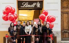 Lindt renueva su boutique en Valencia e inaugura el primer Chocolate Bar de la ciudad