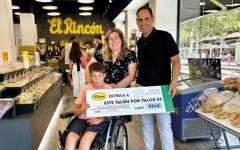 La Asociación Somos PERA recibe el cheque de las huchas solidarias de El Rincón