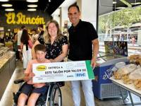 La Asociación Somos PERA recibe el cheque de las huchas solidarias de El Rincón