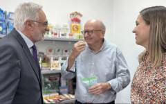 El alcalde de Torre Pacheco visita Caramelos Cerdán