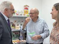 El alcalde de Torre Pacheco visita Caramelos Cerdán