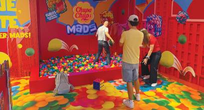Mads sale a la calle con una pop-up de Chupa Chups