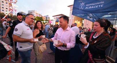 La Feria de Albacete reparte 5.000 Miguelitos de la Roda y homenajea a su creador