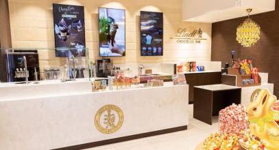 Lindt renueva su boutique en Valencia e inaugura el primer Chocolate Bar de la ciudad