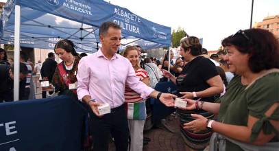 La Feria de Albacete reparte 5.000 Miguelitos de la Roda y homenajea a su creador