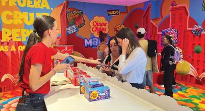 Mads sale a la calle con una pop-up de Chupa Chups