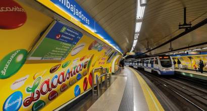 Lacasitos customiza el metro de Madrid para presentar su nuevo escape room