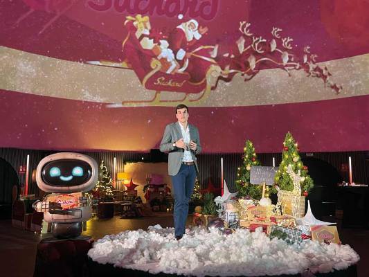 La magia navideña de Suchard viaja por todo el universo en su nuevo spot