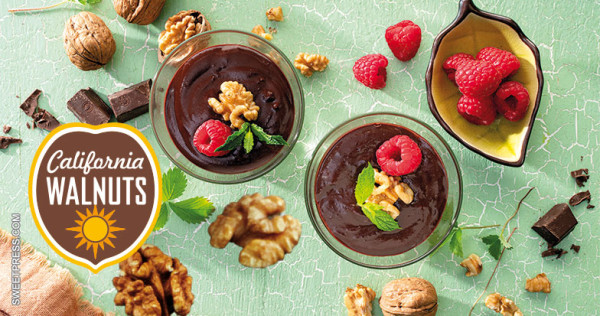 Nueces de California presenta otra de sus recetas cardiosaludables: Copa de chocolate, frambuesas y nueces