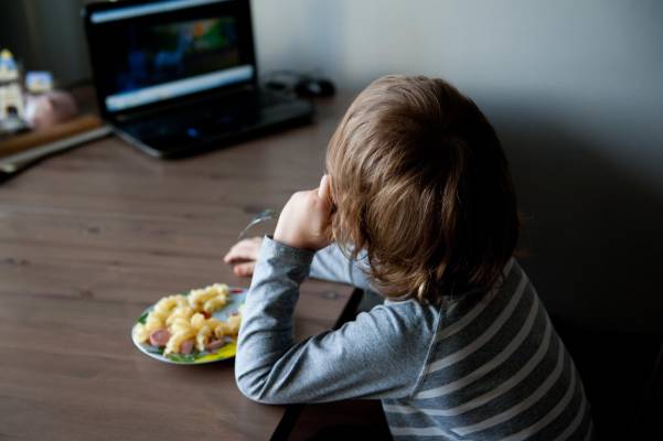 Un 66% de los niños ve televisión durante las comidas