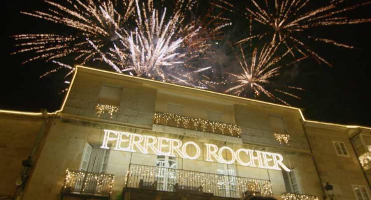 La Navidad de Ribadavia brilla con el alumbrado de Ferrero Rocher