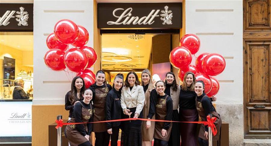 Lindt renueva su boutique en Valencia e inaugura el primer Chocolate Bar de la ciudad